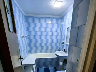 baie curata cu cada inchiriere apartament Sector 1 București
